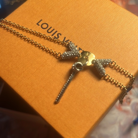 Sold - Louis Vuitton LV ESSENTIAL V BRACELET GP RHINESTONE GOLD CLEAR SWAROVSKI - Picture 12 of 12